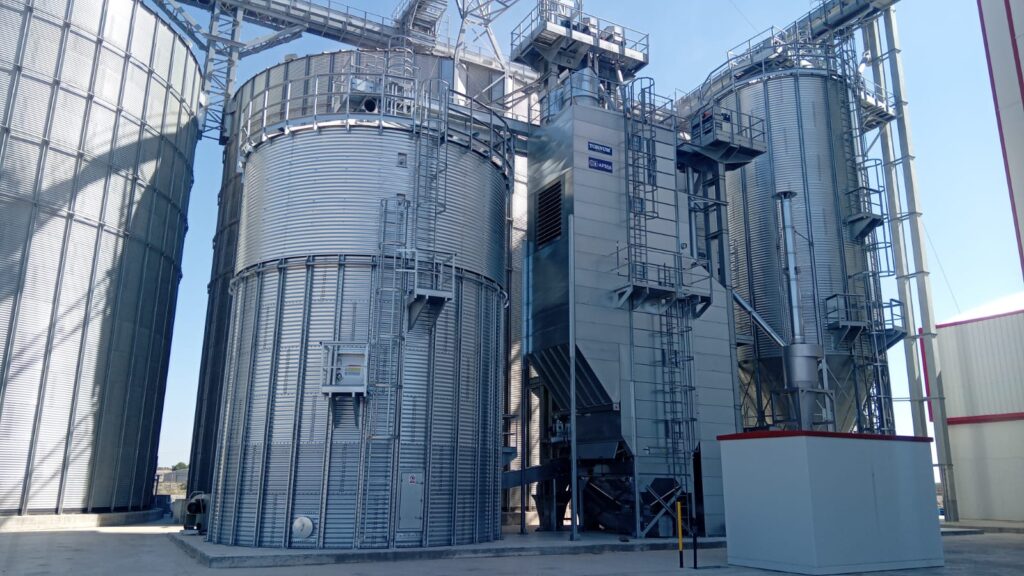 Nuevo secadero de maíz y silos de Premier Pigs en el centro de Bujaraloz