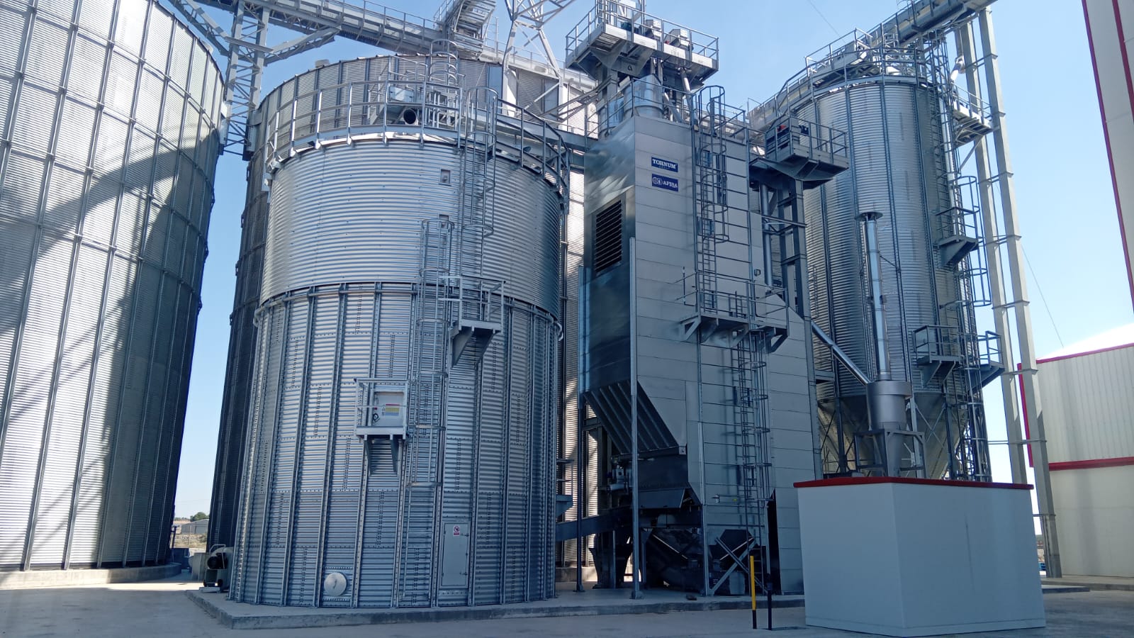 Nuevo secadero de maíz y silos de Premier Pigs en el centro de Bujaraloz